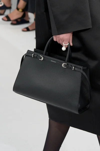 Look 16